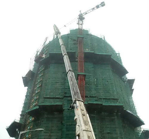 乐清吊车在工地上作业